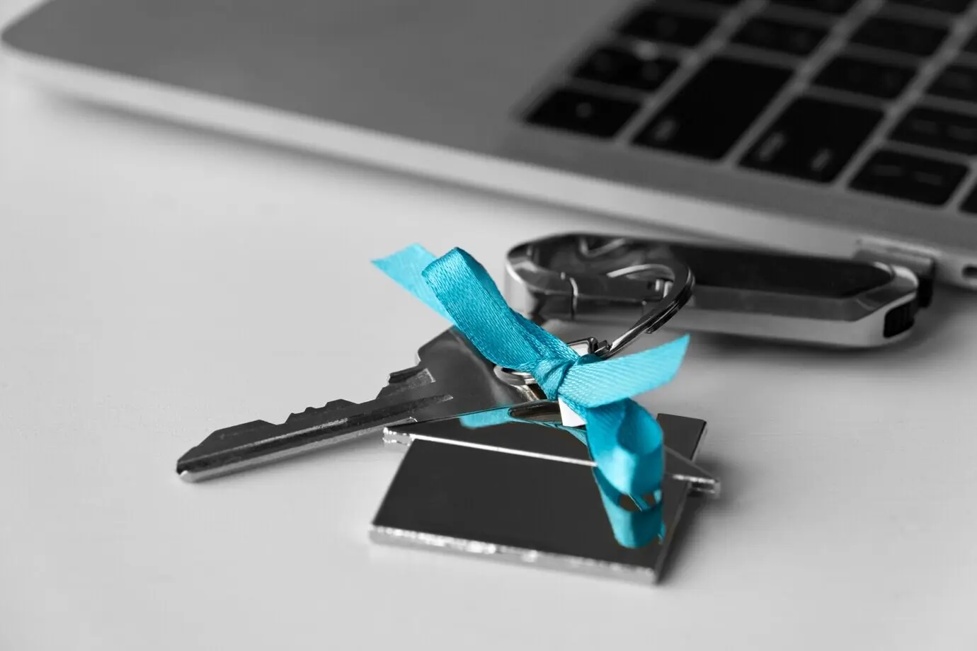 Kunt u de oorspronkelijke beschrijving van “Metallic key still life” delen die ik moet herformuleren in het Nederlands?